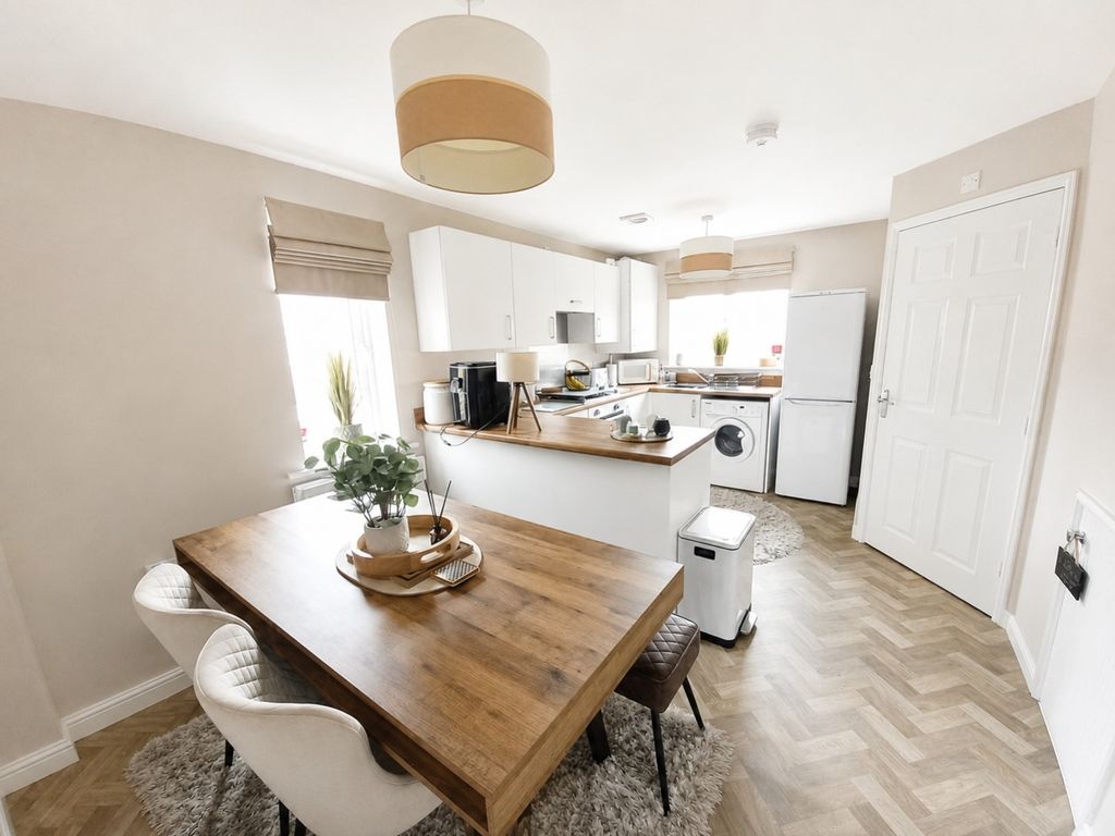 Property photo 3 of 19 Dining Kitchen