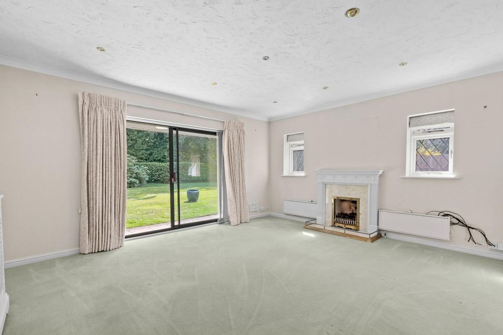 Property photo 3 of 16 Sitting Room