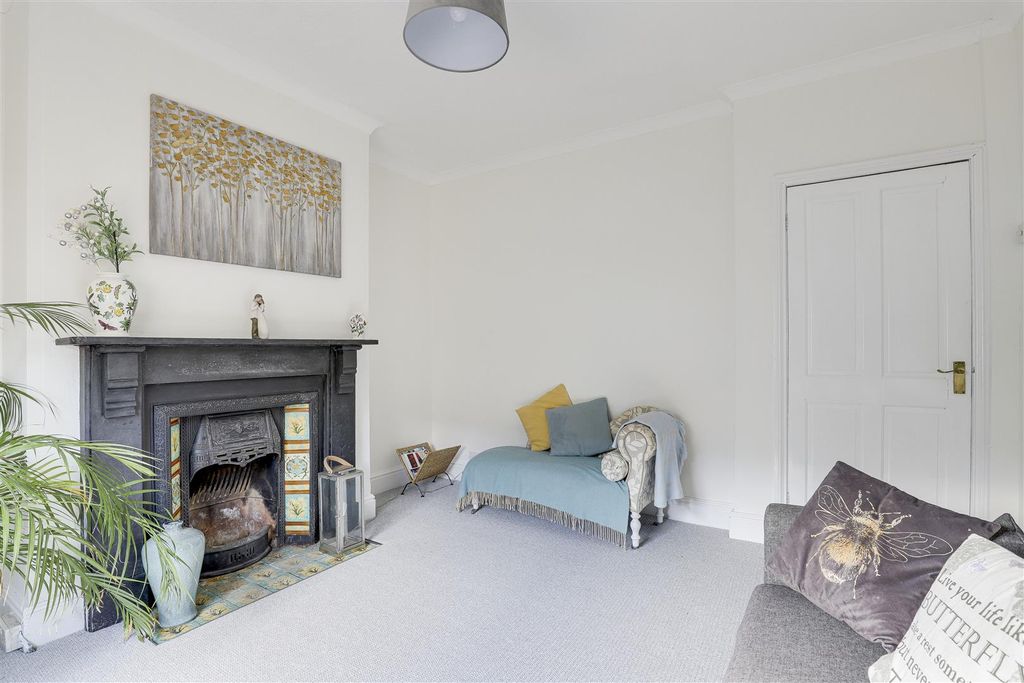 Property photo 3 of 17 10907.Jpg