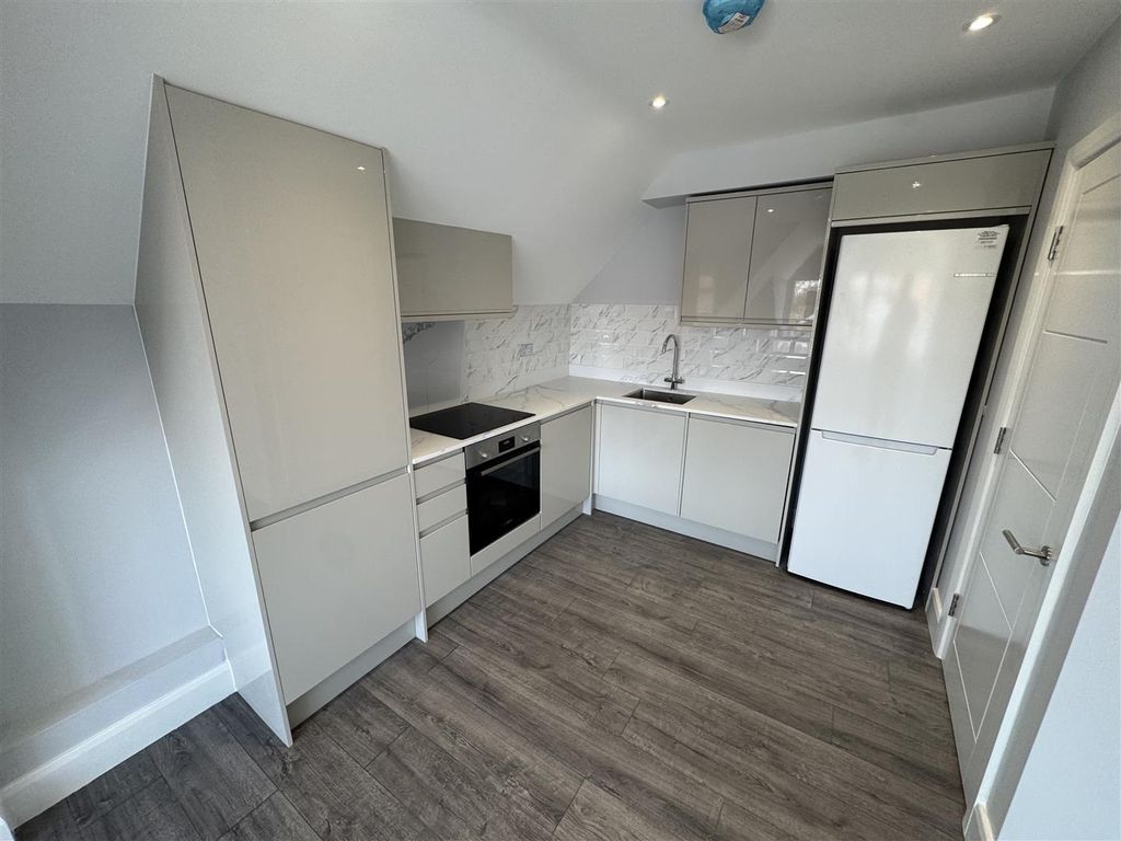 Property photo 2 of 10 Kitchen/ Lonuge