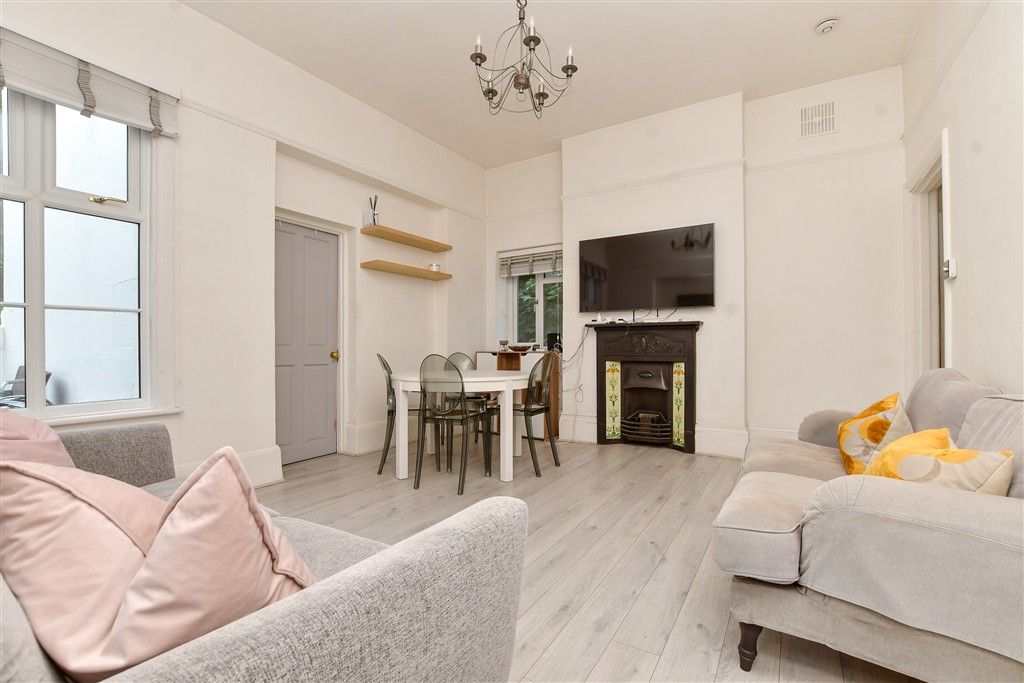 Property photo 3 of 17 Lounge