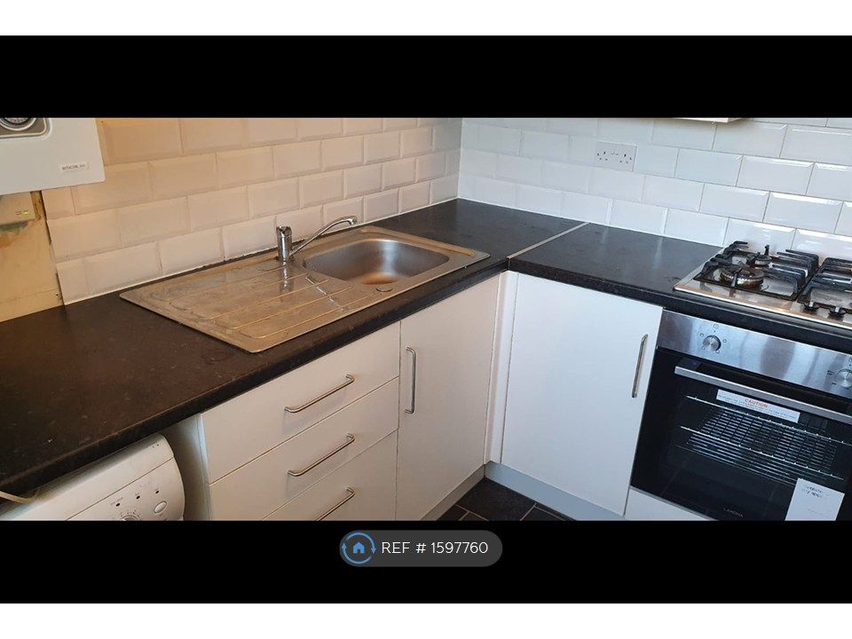 Property photo 3 of 8 Kitchen