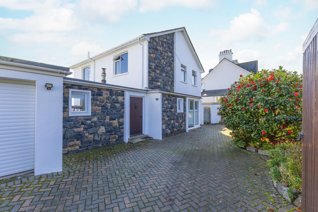 Property photo 2 of 28 Picture No. 14