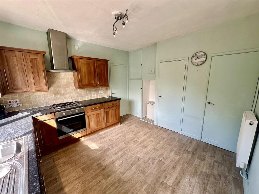 Property photo 3 of 20 Kitchen (2/4)