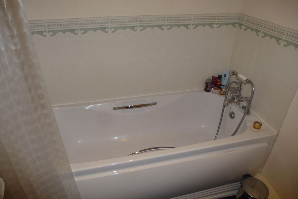 Property photo 3 of 9 Bathroom