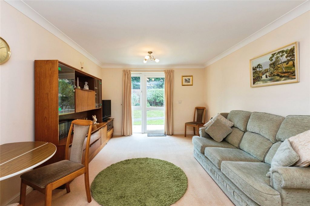 Property photo 3 of 11 Lounge