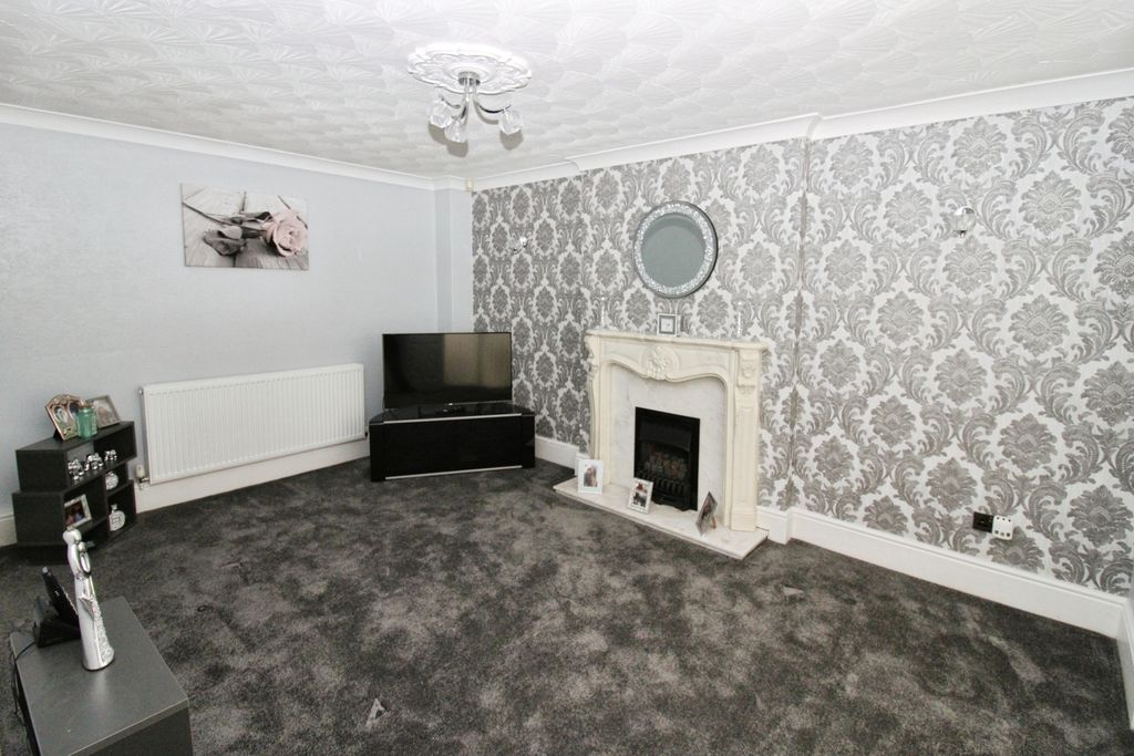 Property photo 2 of 16 Lounge