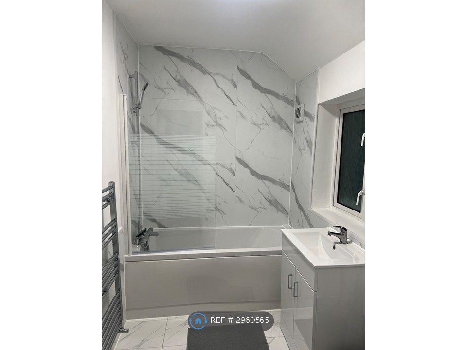 Property photo 2 of 16 Bedroom 1 En Suite Bathroom