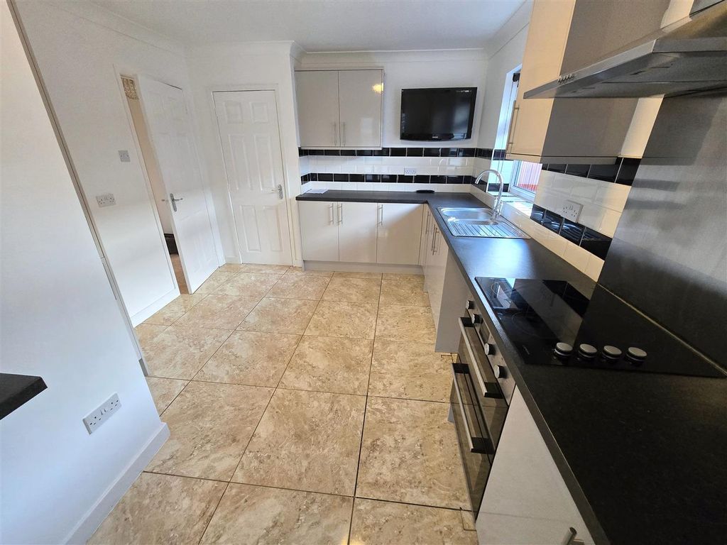 Property photo 3 of 13 Kitchen