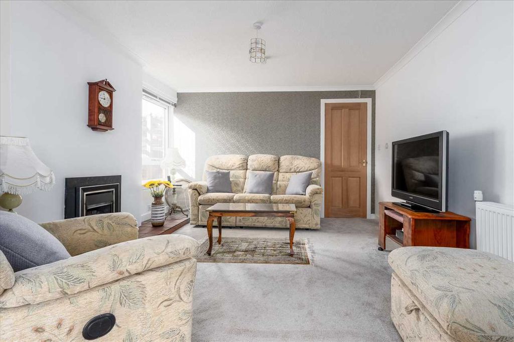 Property photo 3 of 24 Lounge