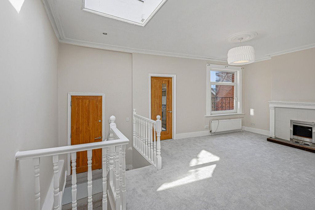 Property photo 3 of 26 Landing