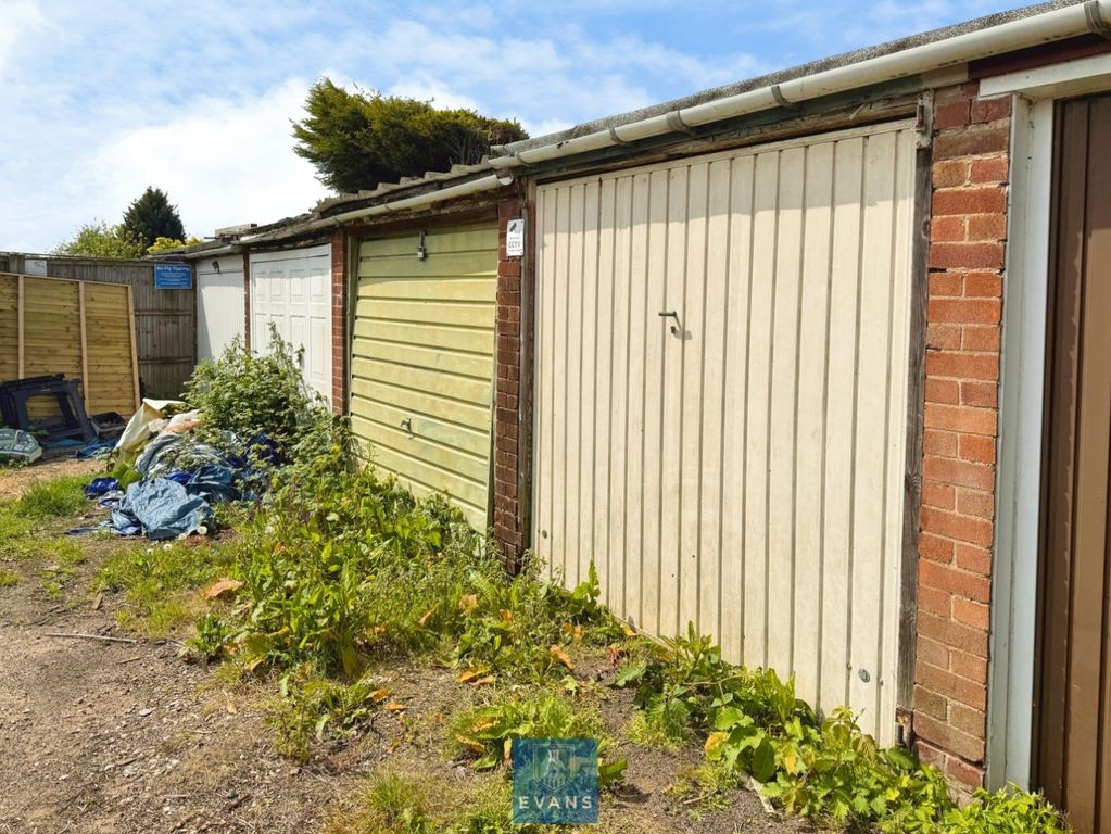 Property photo 3 of 9 Garage