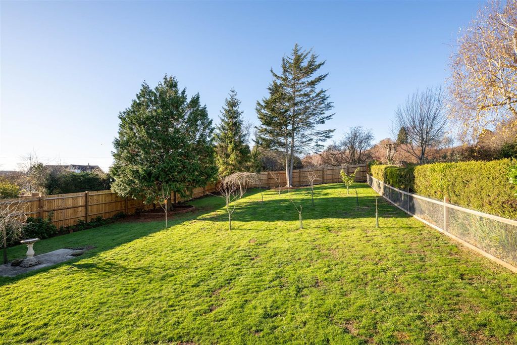 Property photo 2 of 35 251130 - 36 Cleat Hill, Bedford - 12.Jpg