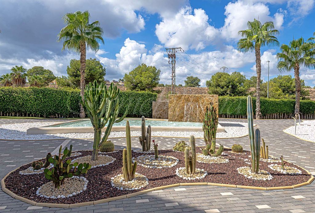 Property photo 2 of 28