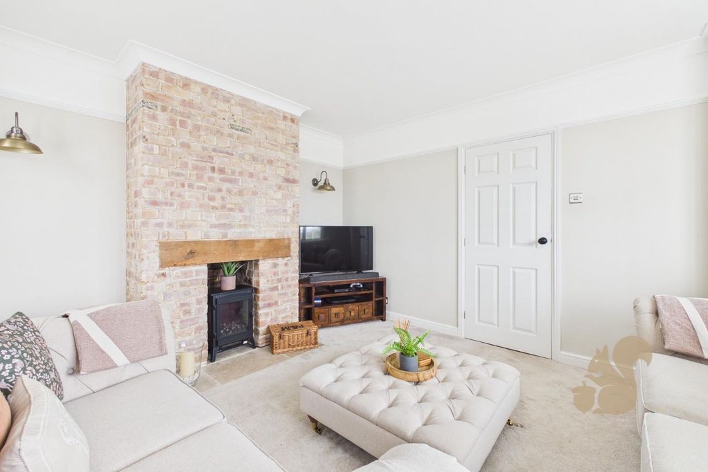 Property photo 3 of 34 Cam03877G0-Pr0333-Still006.Jpg