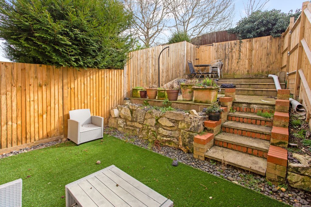 Property photo 1 of 16 9 Lyster Mews 314124