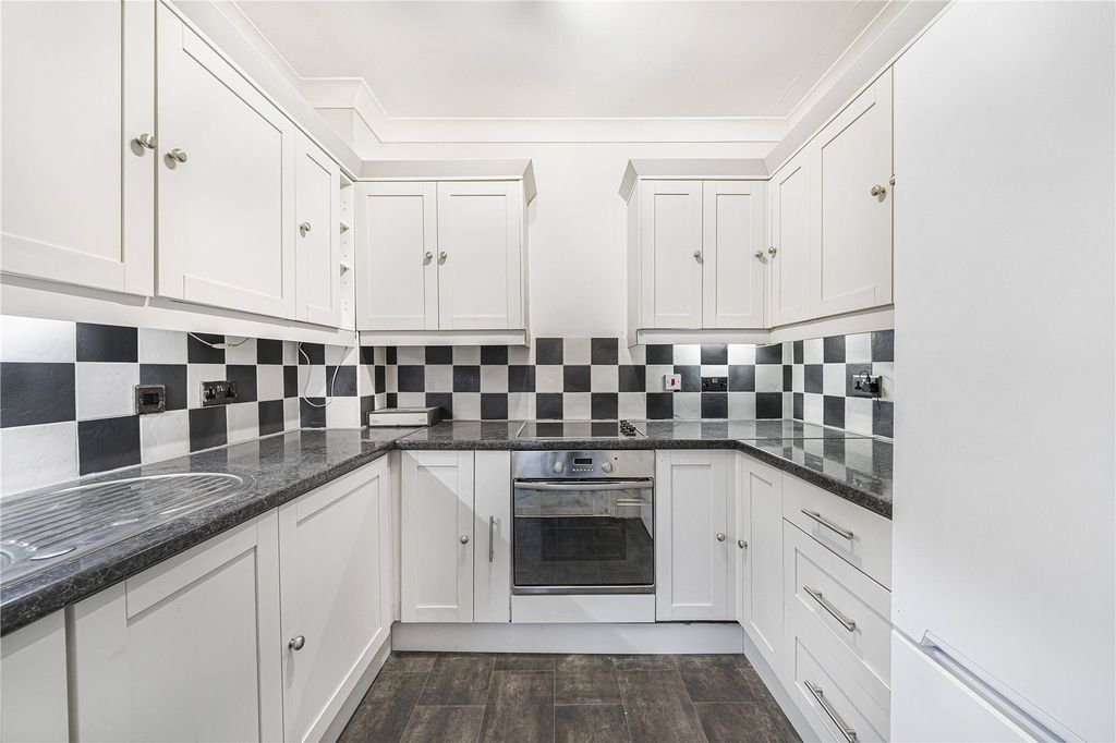 Property photo 3 of 19 Kitchen