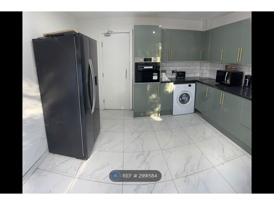 Property photo 3 of 7 Kitchen Shared