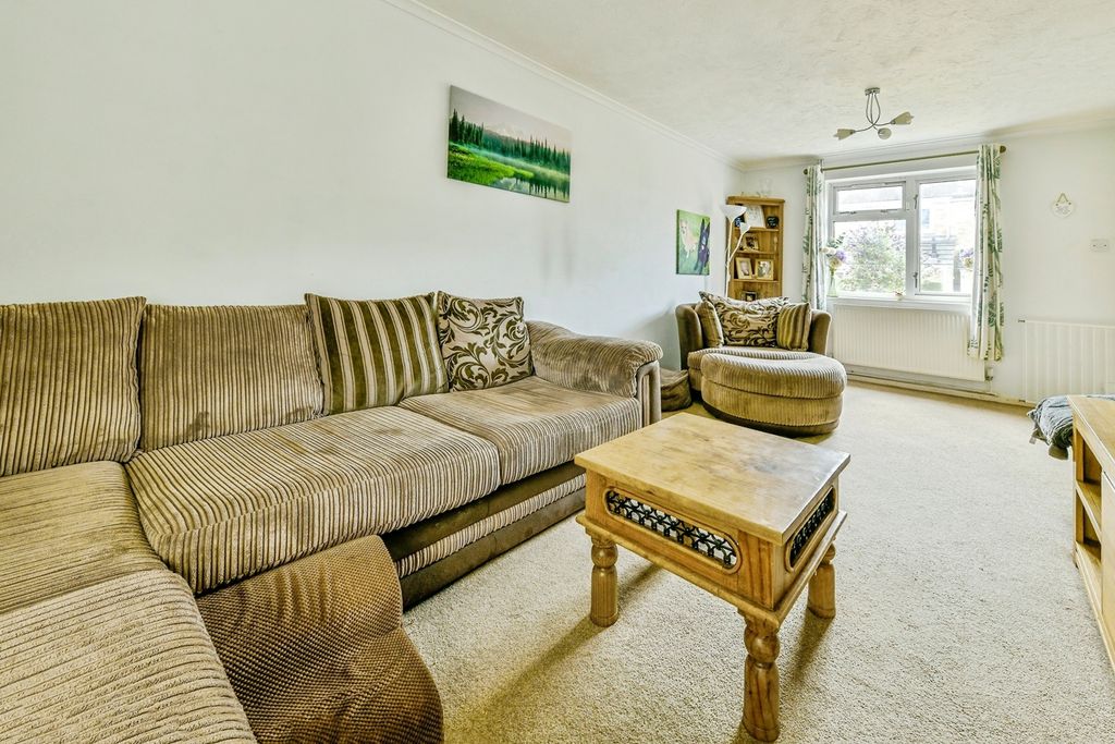 Property photo 2 of 18 Lounge
