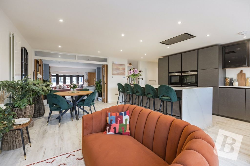 Property photo 3 of 28 Picture No. 30