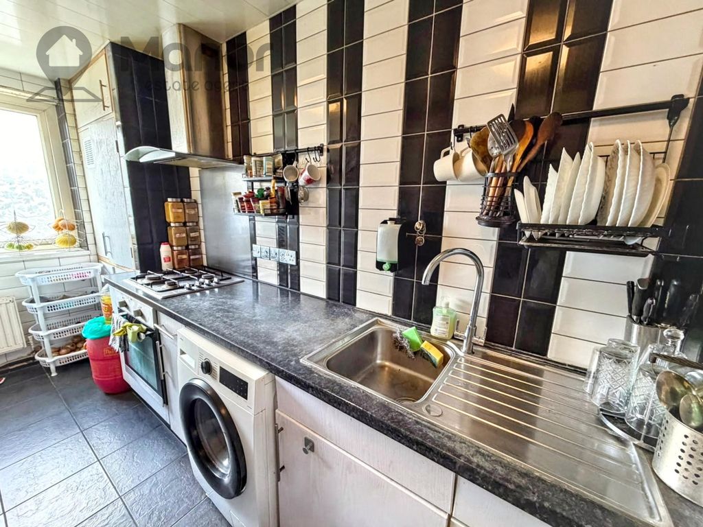 Property photo 3 of 16 Kitchen