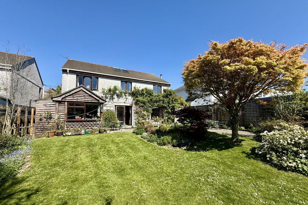 Property photo 2 of 28