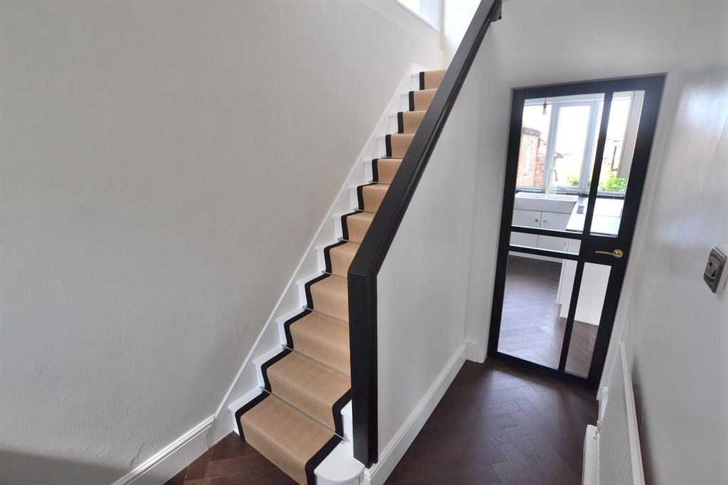 Property photo 3 of 16 Avenue Road (15).Jpg