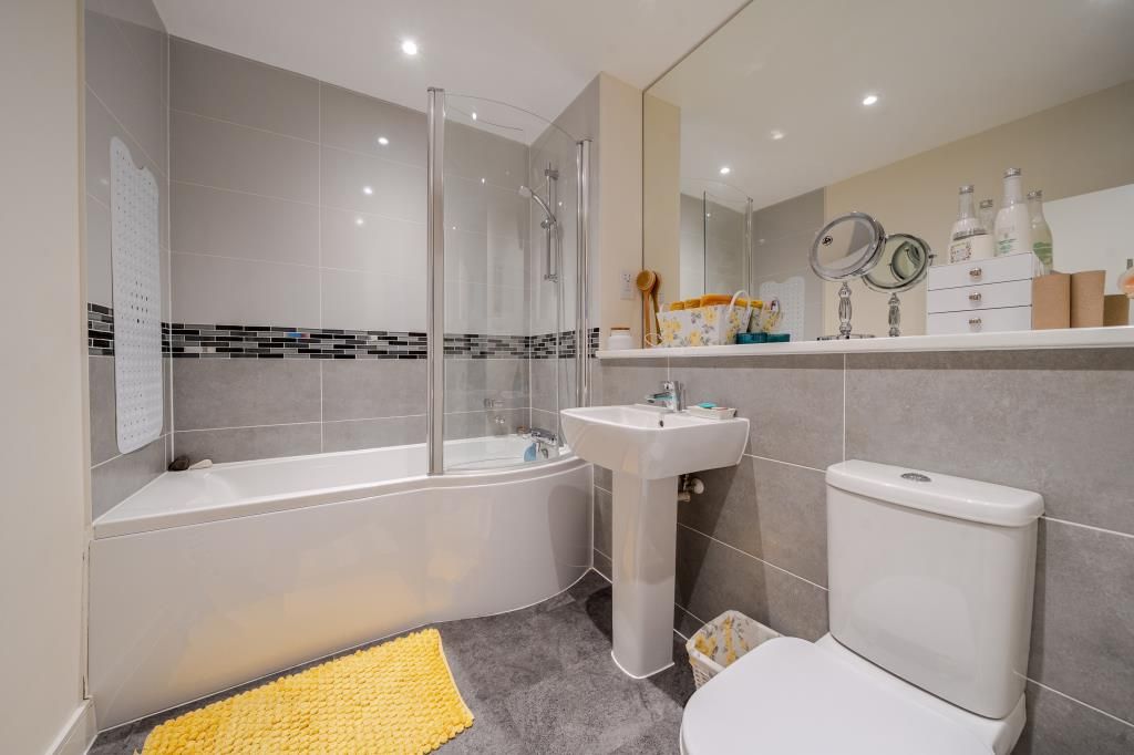 Property photo 3 of 21 Bathroom