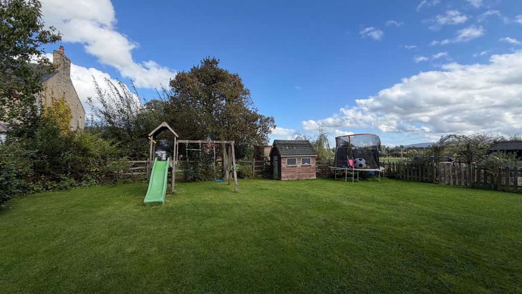 Property photo 2 of 17 Garden