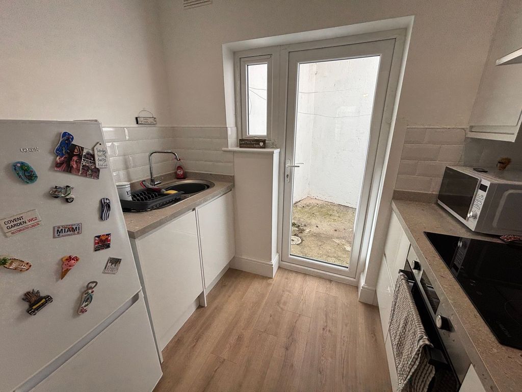 Property photo 3 of 11 Kitchen