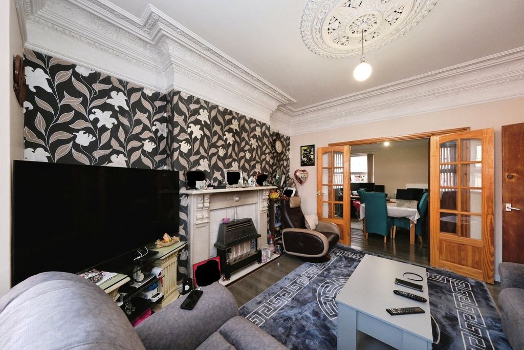 Property photo 2 of 18 Lounge