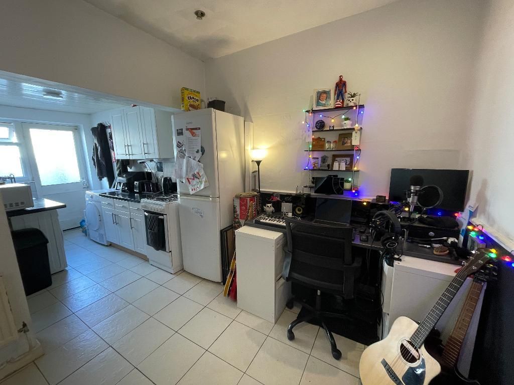 Property photo 2 of 10 Kitchen