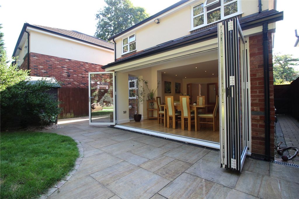 Property photo 2 of 27 Picture No. 15
