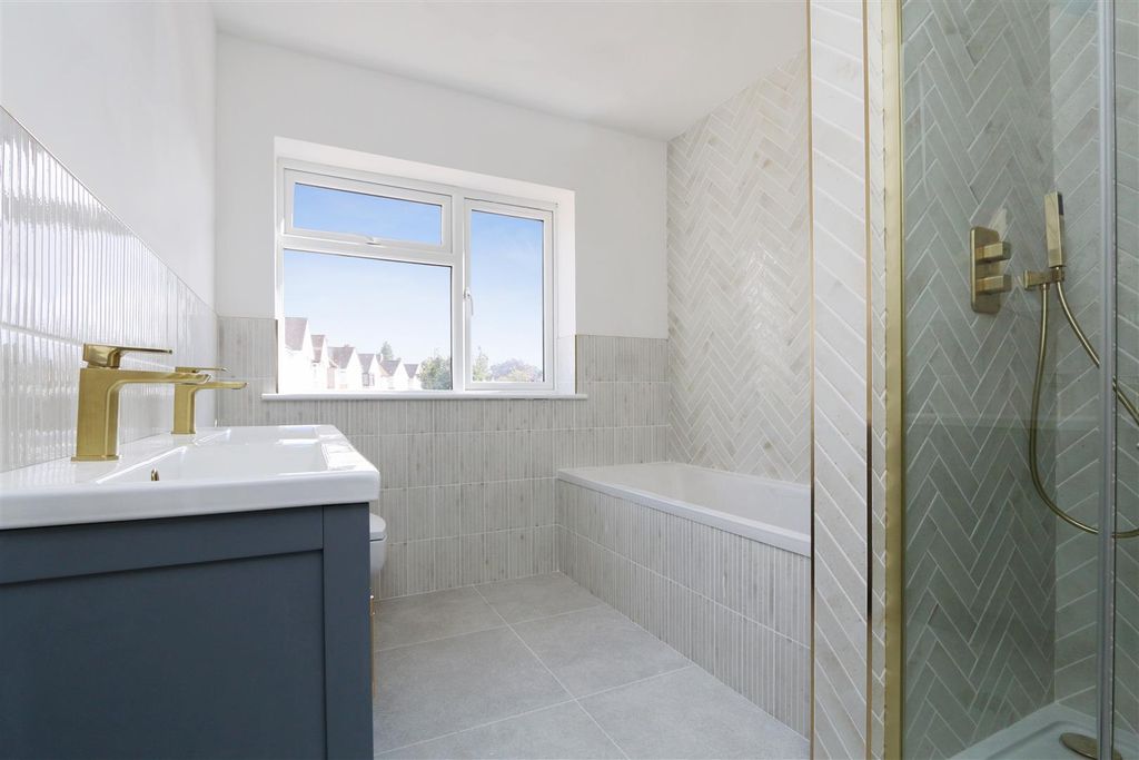 Property photo 3 of 20 Rt_Wt_Bxh_T_Job166_110A Howard_24_29102025094749_5