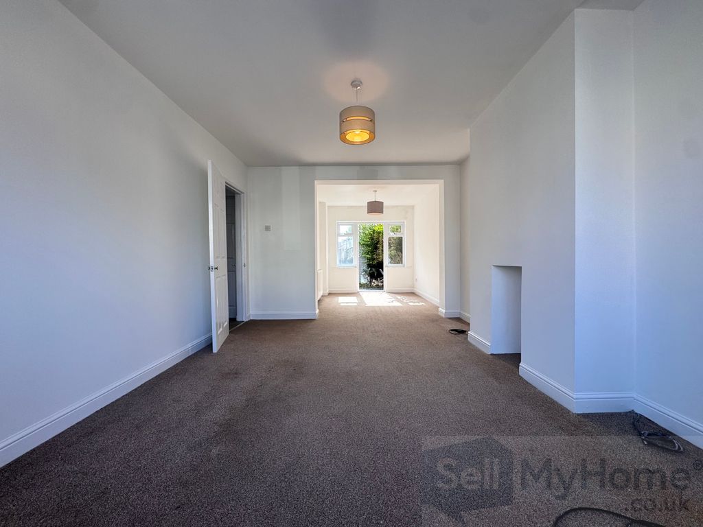 Property photo 3 of 12 Lounge