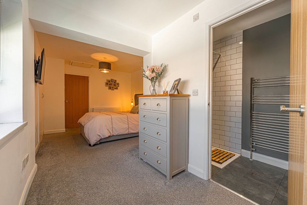 Property photo 1 of 33