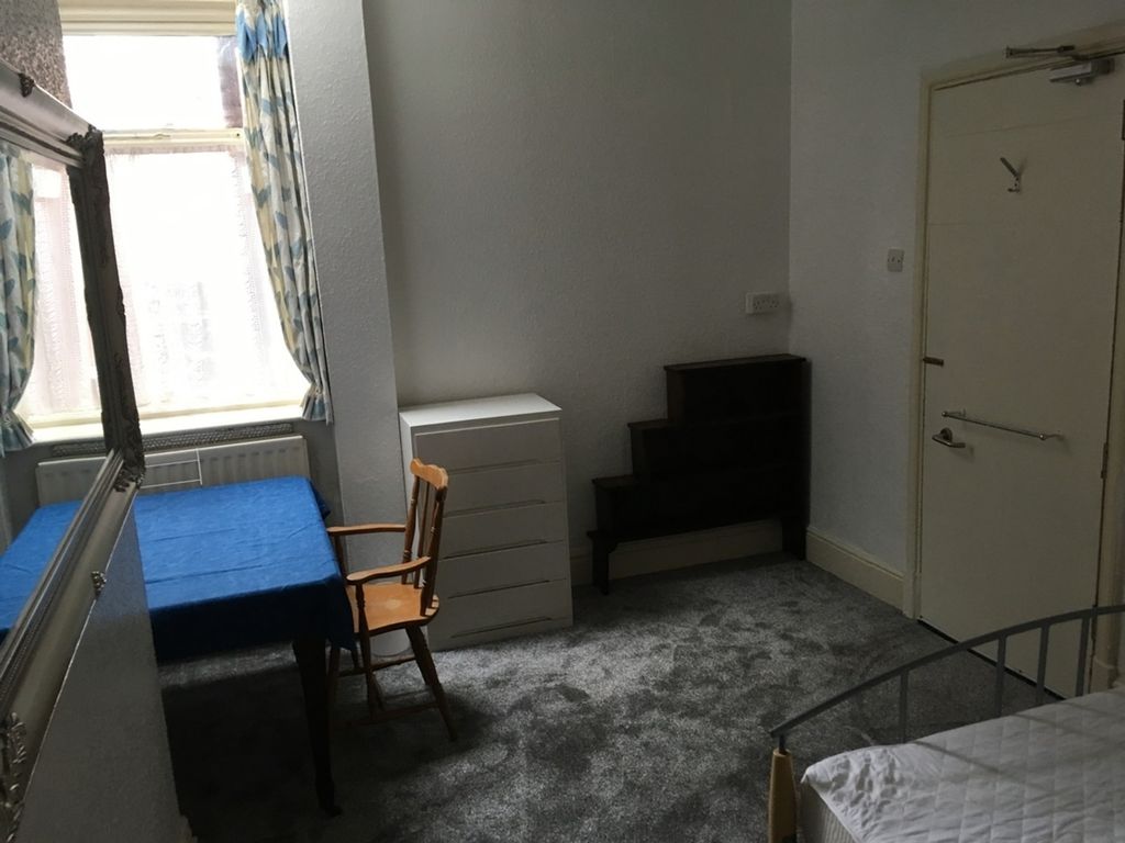 Property photo 2 of 9 This Inviting Double Bedroom Features A Cozy Atmos...