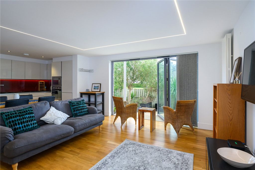 Property photo 3 of 18 Sitting Room