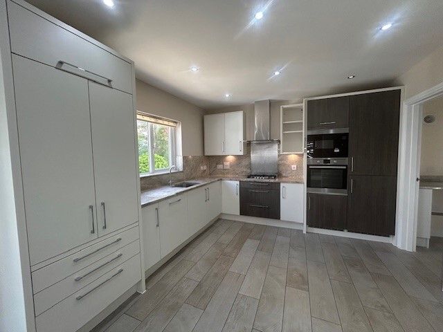 Property photo 3 of 18 Kitchen Area