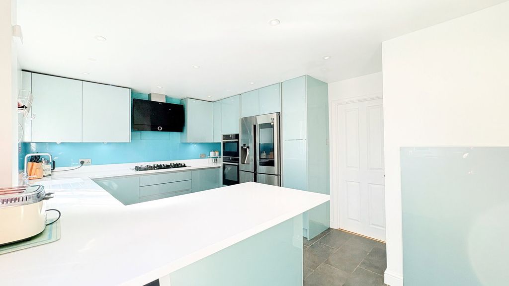 Property photo 2 of 21