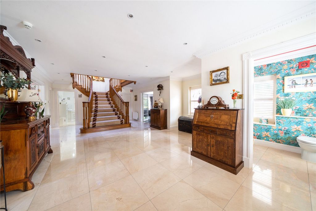 Property photo 3 of 23 Entrance Hall