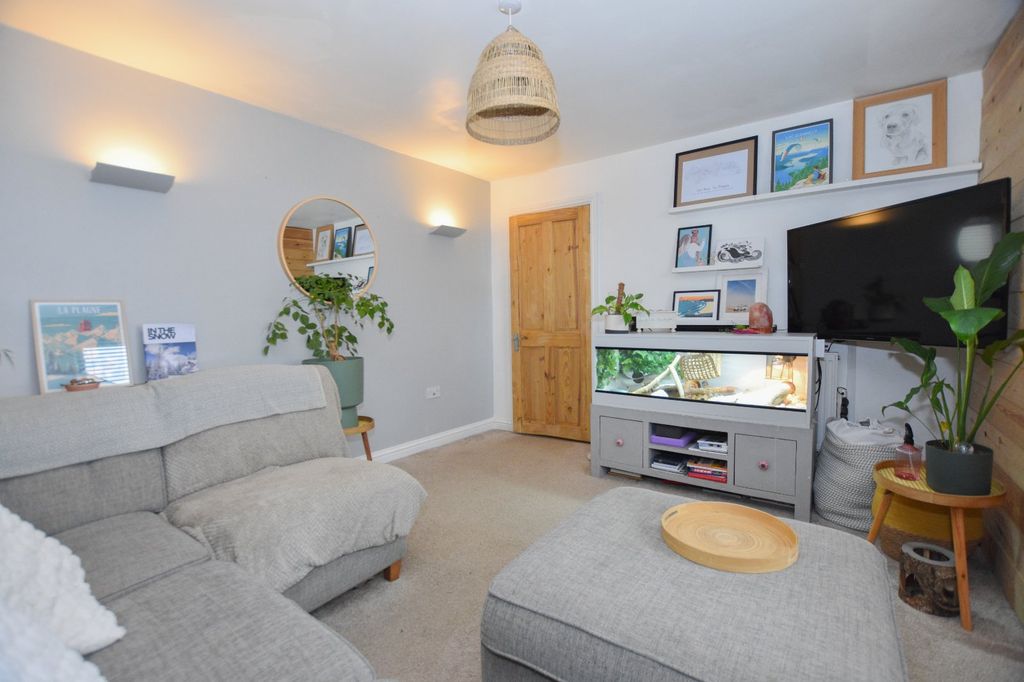 Property photo 3 of 17 Lounge