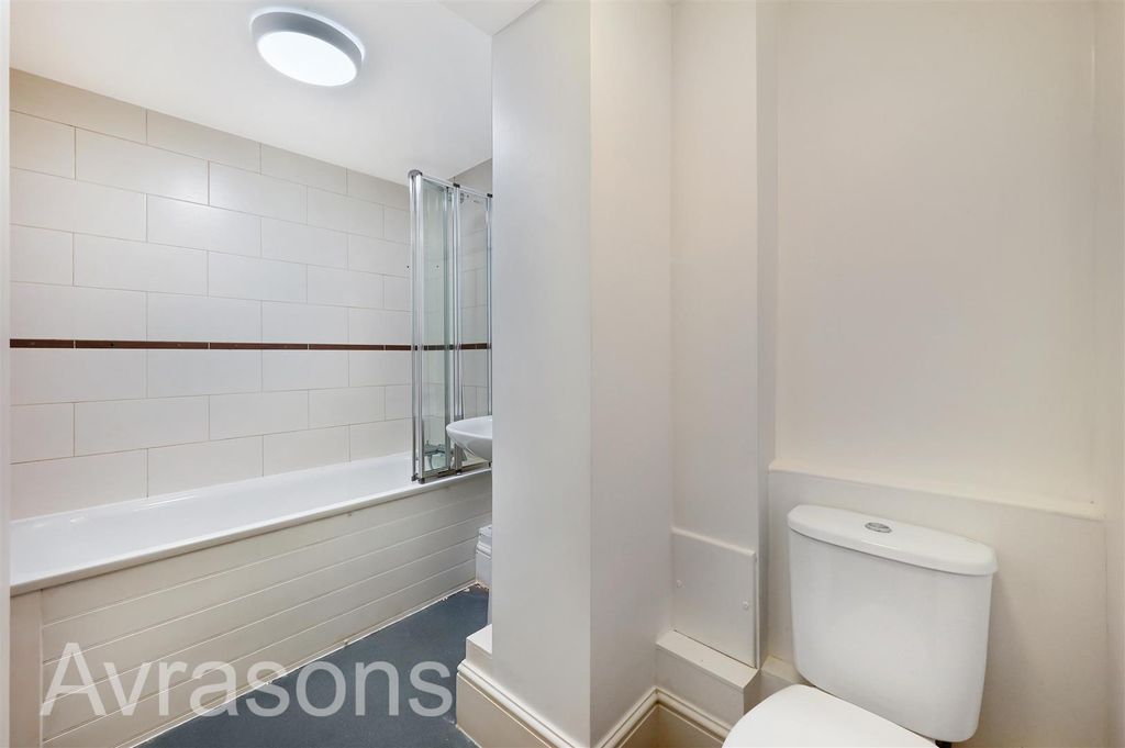 Property photo 1 of 10 Bathroom