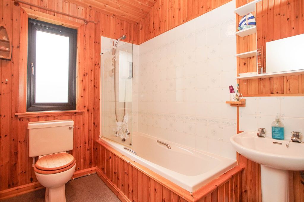 Property photo 3 of 20 Bathroom