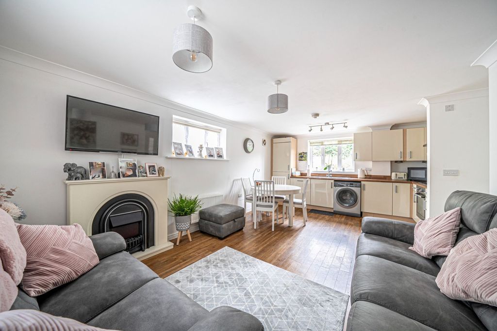 2 bed flat for salePicket Twenty Way, Andover SP11 photo 4