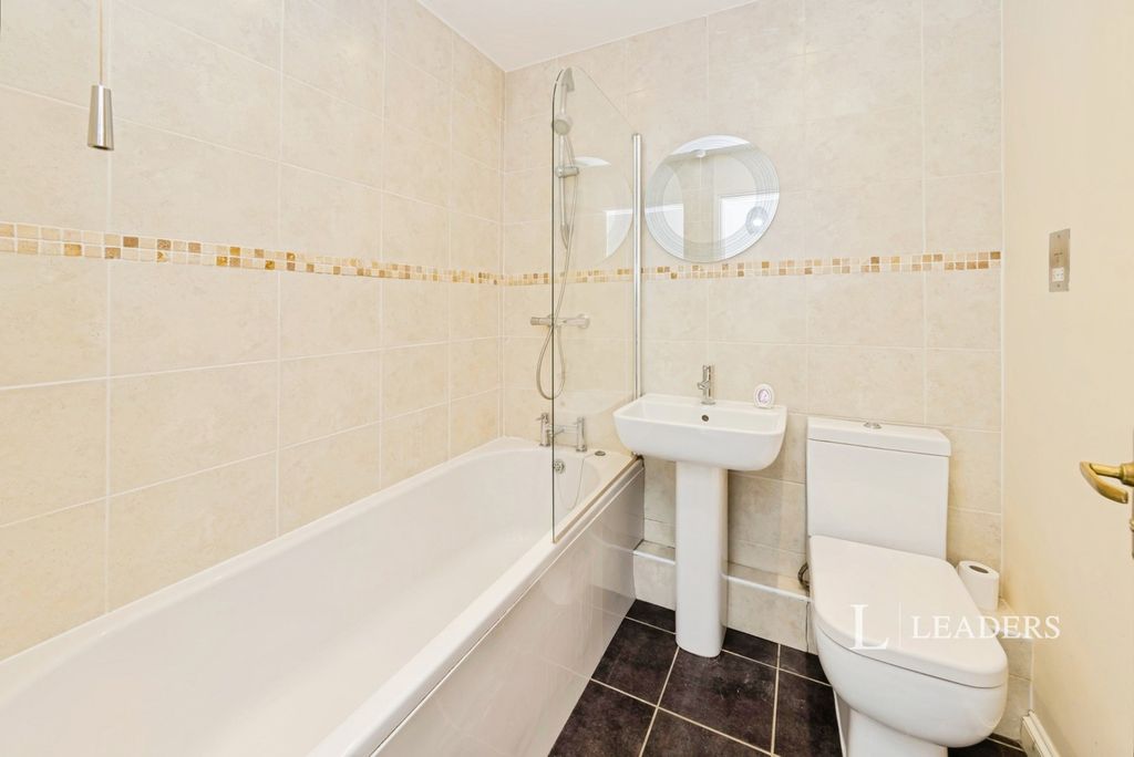 Property photo 3 of 10 Bathroom