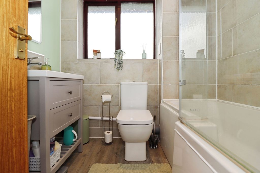 Property photo 3 of 16 Bathroom