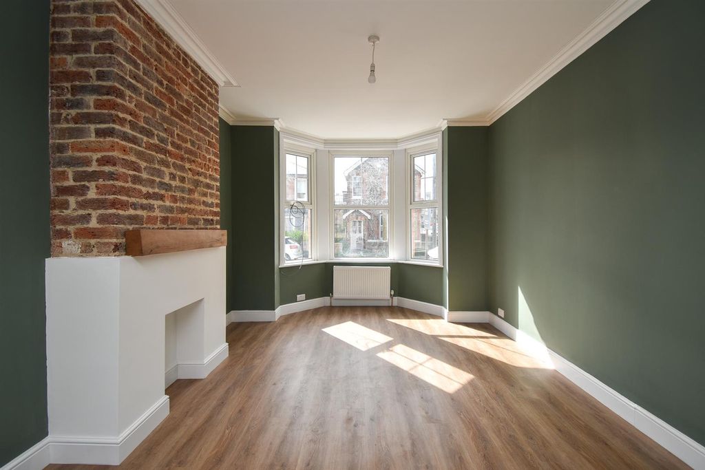 Property photo 3 of 19 Living Space