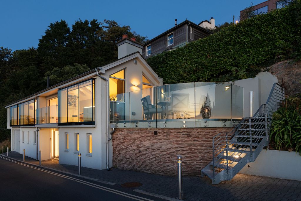 Property photo 1 of 18 Twilight - The Bridge, Kingswear