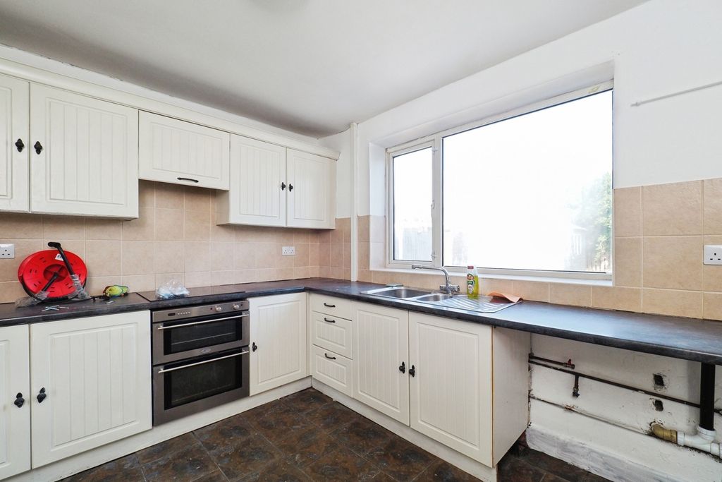 Property photo 2 of 17 Fitted Kitchen